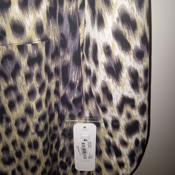 Nwt Charming Charlie V-Neck Animal Print Blouse Large - Picture 3 of 6
